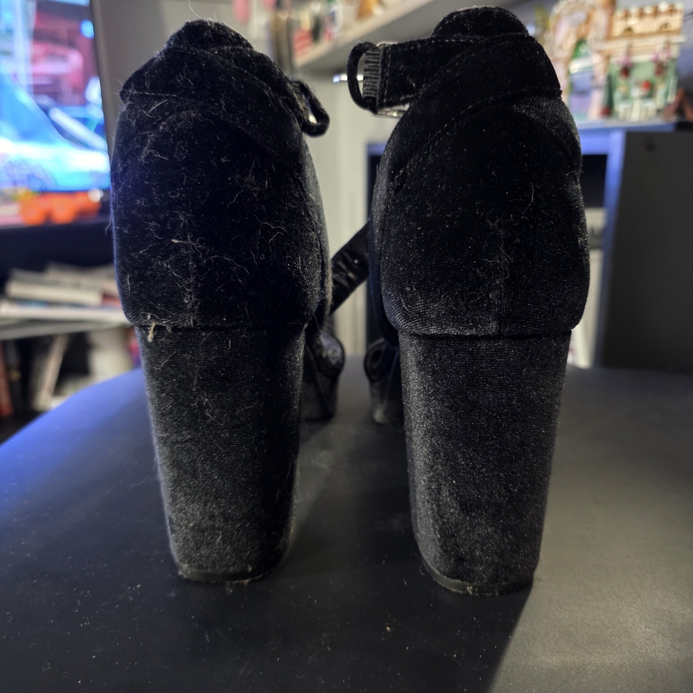 Elegant Black Velvet Heels - Picture 3 of 4